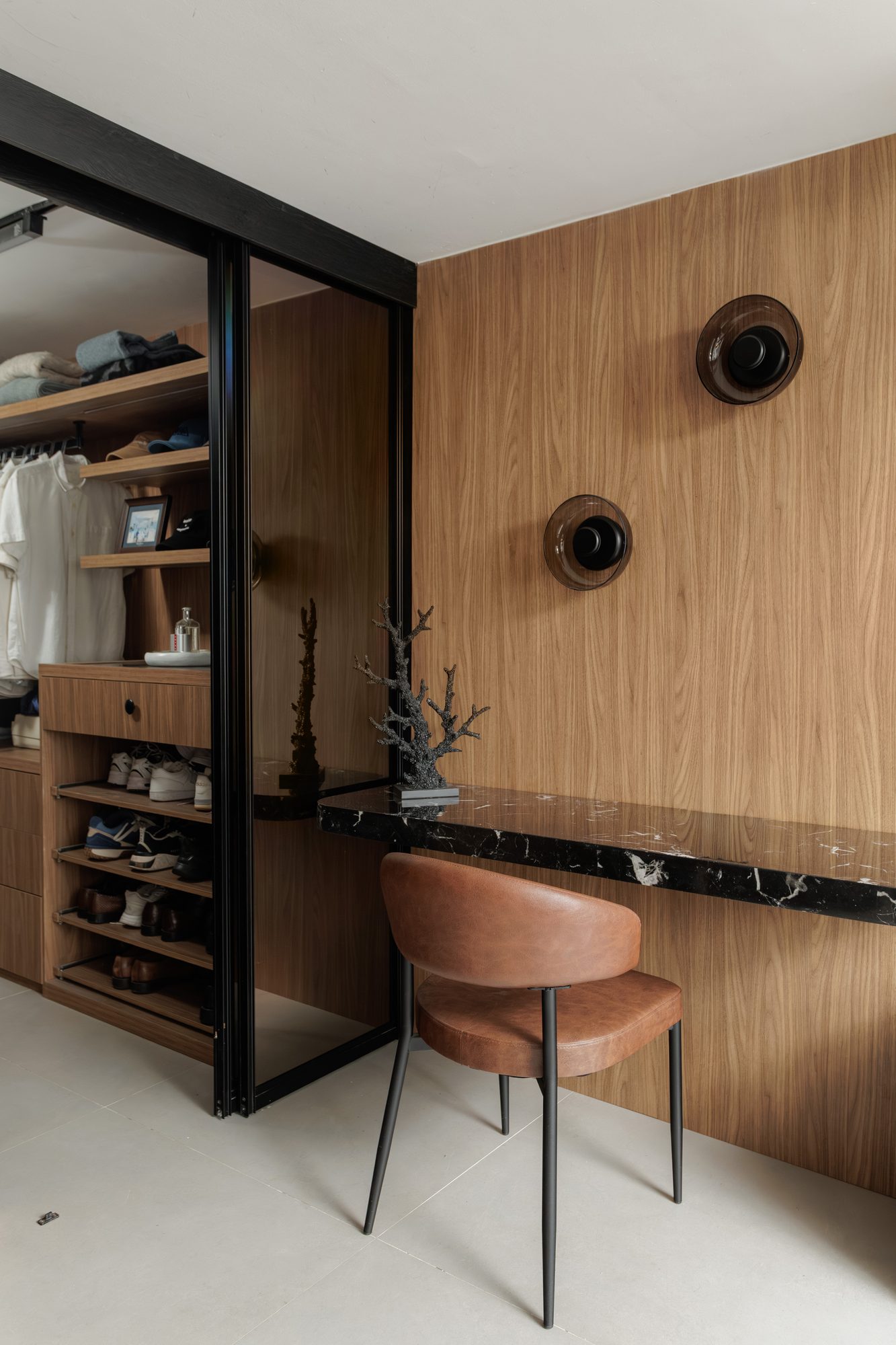 Closet sob medida com bancada de mármore preto
